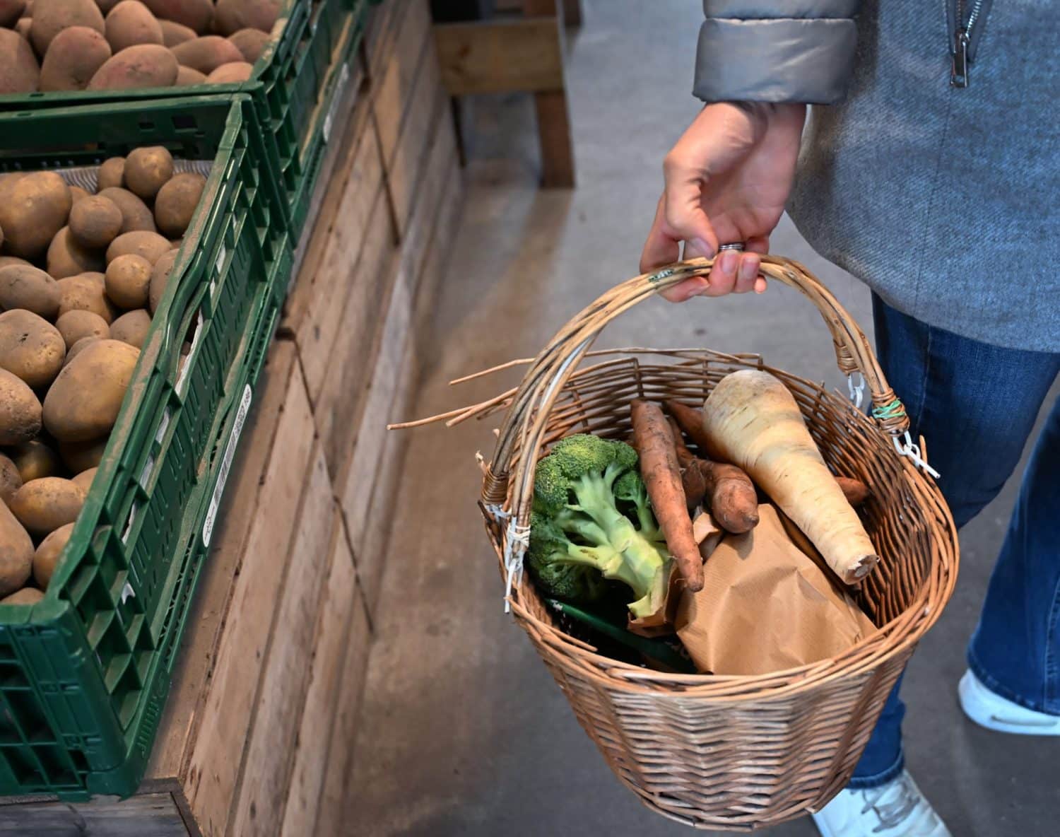 Een mandje vol groente boodschappen uit de boerderijwinkel van biologisch- dynamisch landbouwbedrijf De Zonnegaard in Voorst.