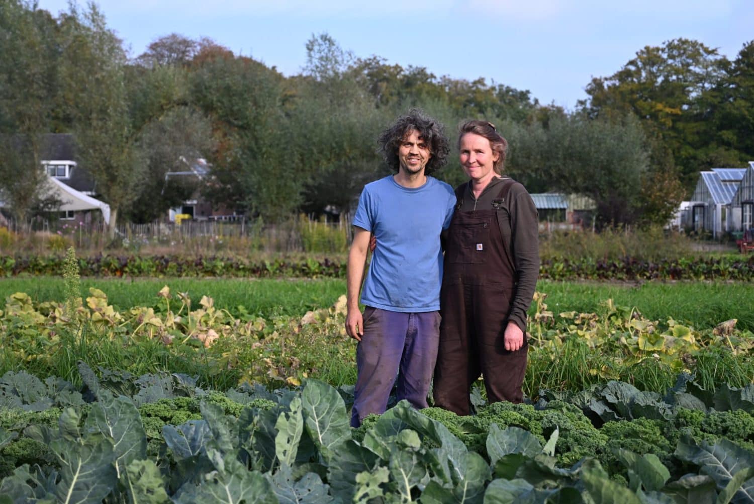 Thomas Großhanten en Carlijn Geluk staan hier arm in arm op hun mooie land. Zij zijn de boer en boerin van De Zonnegaard die hard werken om alle seizoenen biologisch- dynamische geteelde groente en fruit te kunnen leveren.